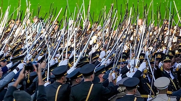 Beş teğmenin ihracına kamuoyunun farklı kesimlerinden olumlu olumsuz tepkiler gelmeye devam ediyor. Bir tepki de bugün Devlet Bahçeli'den geldi.