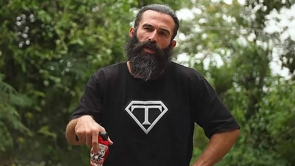 Survivor Turabi yeni şarkısıyla sosyal medyanın gündemine geldi.