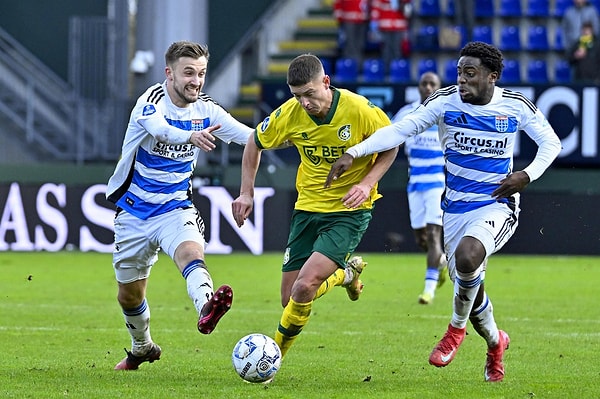 Hollanda Eredivisie’de eski futbolcu Robin Van Persie'nin çalıştırdığı Heerenveen'in Fortuna Sittard'ı konuk ettiği maçta büyük bir skandal yaşandı.