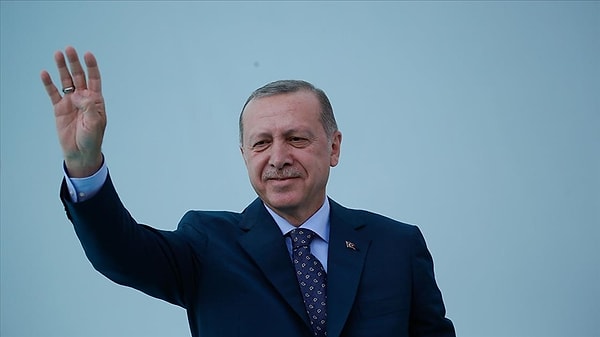 Erdoğan sözlerinin başında da "Sosyal medya gazıyla, bindirilmiş kıtaların tezahüratları eşliğinde koltuk rüyası görenleri uyandırmak için en etkili ilaç sandıktır." ifadelerine yer vermişti.