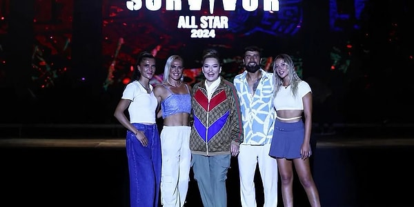 Öte yandan, bir dönem bağımlısı olduğu Survivor hakkında da yorum yapan Akalın, bir kullanıcının "Survivor izlemiyor musun abla bu sene?" sorusuna net bir yanıt verdi.