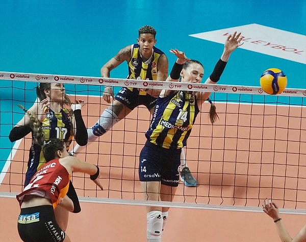 Fenerbahçe Medicana, deplasmanda Galatasaray Daikin'i set vermedi ve derbide rakibini 3-0 yendi.