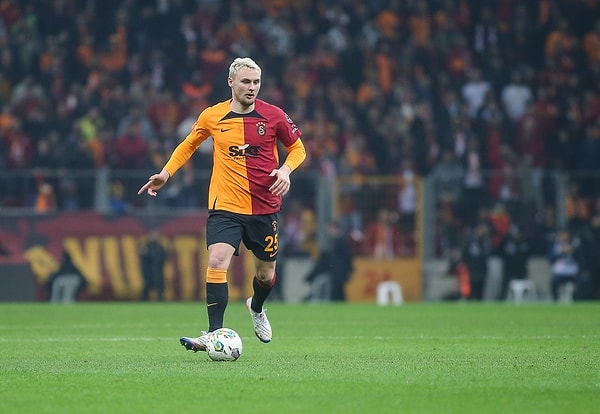 Galatasaray'da bir süredir sessiz sedasız süren Victor Nelsson krizi vardı. Danimarkalı oyuncunun ayrılacağı konuşuluyordu.