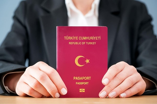 Aralık ayında basılan 399 bin 840 pasaportun 200 bini yeşil, 199 bin 840’ı ise bordo pasaport oldu. Darphane taleplere yetişmek için yoğun bir çaba sarfediyor.