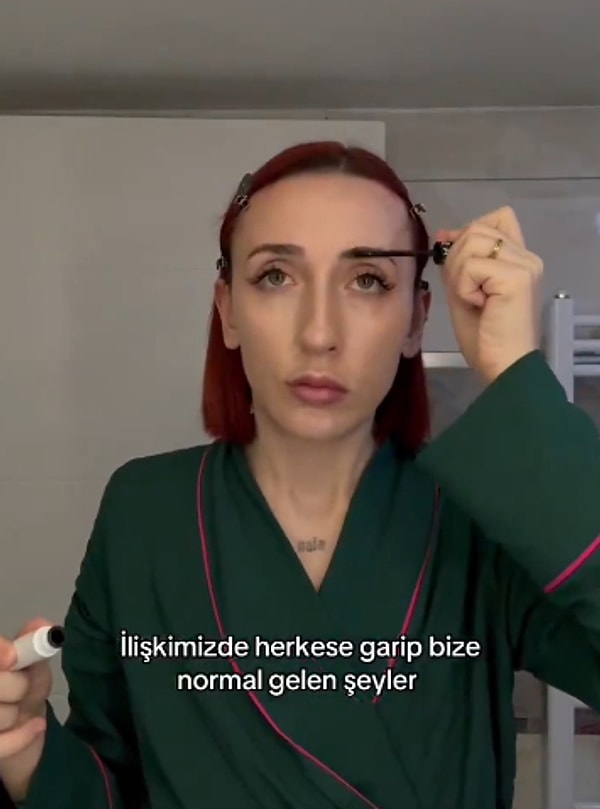 Videoda diğer herkese garip, eşi ve ona normal gelen davranışları anlattı. ''Herkes kendi ütüsünü kendi yapar, dolabını kendi yerleştirir'' diyen kullanıcı, ilişkilerindeki kuralları başka örneklerle de destekledi.