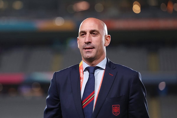 İspanya Futbol Federasyonu’nun eski başkanı Luis Rubiales, 2023 Dünya Kupası finalinde İngiltere’yi mağlup eden İspanya Kadın Milli Takımı’nın zaferinin ardından düzenlenen ödül töreninde, takımın yıldız oyuncusu Jenni Hermoso’yu dudağından öperek büyük bir skandala imza atmıştı.