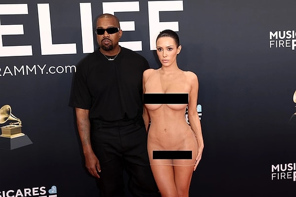 Yine çok konuşulacak sözlerde bulunan Kanye West, Bianca Censori üzerinde "hakimiyeti" olduğunu iddia etmesinin ardından "Karım üzerinde hakimiyetim var. Bu feminist bir saçmalık değil. O bir milyarderle birlikte, neden sızın gibi aptal, züğürtleri dinlesin ki?" dedi.