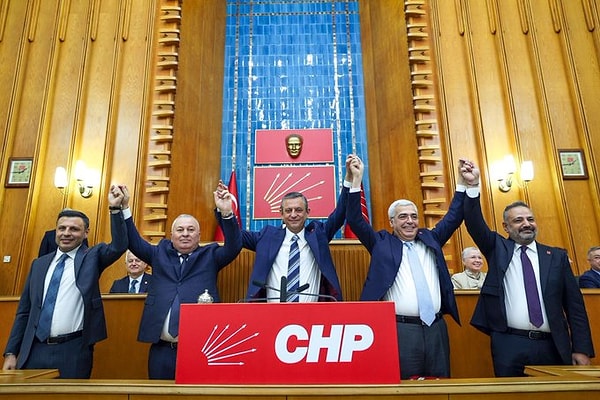 CHP’ye katılan Cemal Enginyurt hakkında 'Suçsuz yattığımız zindanda sizi yatırmazsak bize yazıklar olsun' ifadeleri için İstanbul Cumhuriyet Başsavcılığı tarafından "Cumhurbaşkanına hakaret" ve "Tehdit" suçlamalarından re'sen soruşturma başlattı.