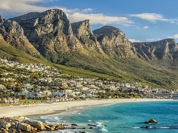 Bazı ülkelerin isimleri, başka dillere çevrildiğinde daha anlaşılır hale geliyor. Örneğin, Güney Afrika’nın İspanyolcadaki adı "Sudáfrica". "Sur" kelimesi İspanyolca’da "güney" anlamına gelirken, bu isim "Sud-" ön ekiyle birleşiyor. Biz de bu mantıkla "Güney Afrika" diyoruz.