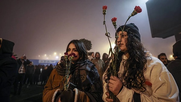 Bölgede sağlık hizmetlerine erişimde ciddi sorunların yaşandığı belirtilirken, sağlık altyapısının hala yeterli seviyeye ulaşmadığı ifade edildi. Aile Sağlığı Merkezlerinin konteynerlerde hizmet vermeye devam ettiği, uzman hekim eksikliği nedeniyle hastaların büyük şehirlere gitmek zorunda kaldığı ve sağlık hizmetlerinde temel ihtiyaçların karşılanmasında yetersizlikler olduğu vurgulandı.