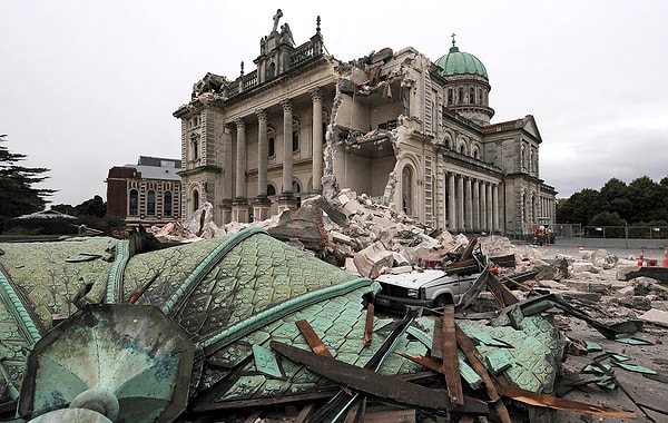 Ayrıca Ulusal Kriz Merkezi ile yerel ve ulusal olaylar arasında etkili bir koordinasyon sağlanıyor. 2010’da Christchurch'te meydana gelen 7,1 büyüklüğündeki deprem ve ardından gelen 6,3 büyüklüğündeki artçı sarsıntılarda 185 kişi hayatını kaybetti.