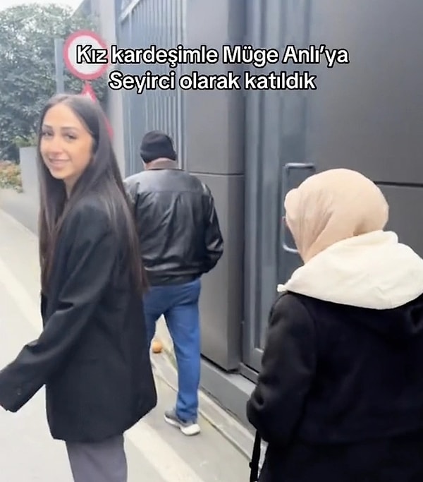 19. "@ gokhancrk_" adlı bir TikTok kullanıcısı hafta içi sabahlarının en sevilen yapımlarından biri olan Müge Anlı ile Tatlı Sert programına izleyici olarak katıldı. Kız kardeşiyle birlikte Müge Anlı'ya giden genç deneyimlerini aktarırken Prof. Dr. Şevki Sözen ve Avukat Rahmi Özkan'la fotoğraf çektirdi.