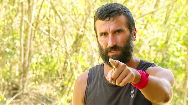 Survivor 2025'e yedeklerden dahil olan Hikmet Tuğsuz, gelir gelmez kırmızı takım yarışmacısı Adem'le birbirine girdi.