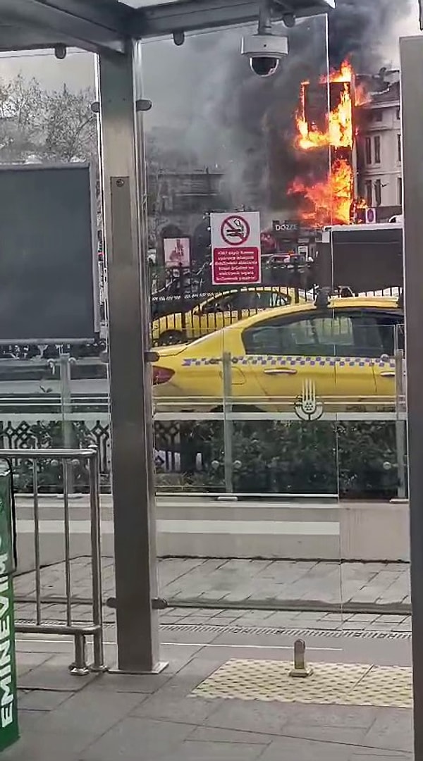 İstanbul’da Eminönü’ndeki tarihi Mısır Çarşısı’nın girişinde bulunan ve restoran olarak hizmet veren bir binada yangın çıktı.