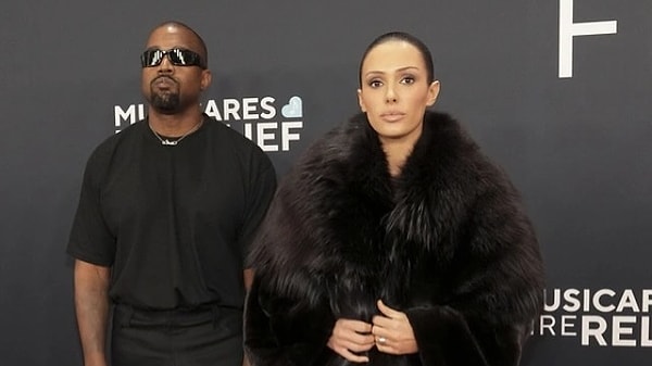 Ödül gecesinde kürkünü çıkartarak tüm vücudunu kameralara gösteren Bianca Censori hakkında yine olay yaratacak sözlerde bulunan Kanye West sosyal medyaya damga vurdu.