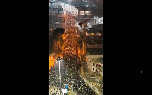 04.17’de bir araya gelen halk, sessiz yürüyüş gerçekleştirdi.