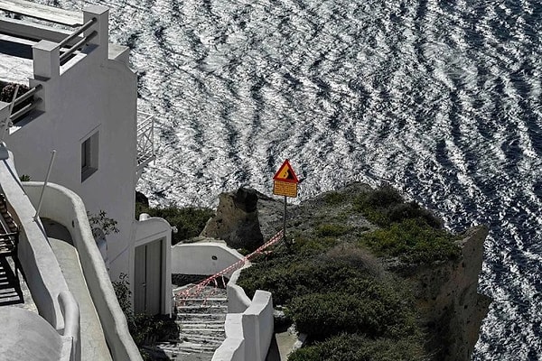 11 bin kişi adayı terk etti: Santorini'nin yanı sıra Anafi, Paros, Nakşa ve Mikonos adalarında da önlemler alındı.