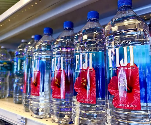 Fakat, Fiji suyunun mikroplastik ve BPA içerdiğine dair kamuya açık bir araştırma bulunmuyor. Fiji'nin marka sözcüsü ise iddiaların 'asılsız ve gülünç' olduğunu söyleyerek, karşı dava açacaklarını ifade etti.