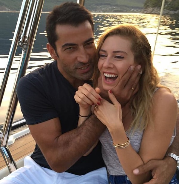 Kobal ve İmirzalıoğlu, yaklaşık 9 sene önce dünyaevine girmişti. İkili o zamandan bu yana magazin dünyasının en gözde çiftlerinden biri.