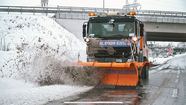 İBB'den yapılan açıklamada, bugünden itibaren (8 Şubat Cumartesi) kar yağışının kenti terk edeceği belirtildi. Sıcaklıkların önümüzdeki günlerde 5-7 arasında seyredeceği ifade edildi.