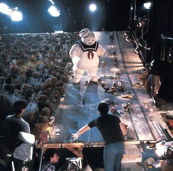 1. Ivan Reitman'ın yönettiği ve Dan Aykroyd ile Harold Ramis'in yazdığı 1984 yapımı efsanevi Amerikan komedi filmi Ghostbusters ile başlıyoruz!