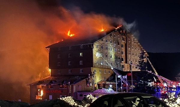 Kartalkaya'daki yangın faciasında 78 vatandaşımızın hayatını kaybetmesinin ardından soruşturma sürüyor. Bolu Belediye Başkanı Tanju Özcan bugün sosyal medya hesabından Adalet Bakanı Tunç'a seslenerek "Soruşturma dosyasına göre tüm oklar Turizm Bakanlığı’nı gösteriyor. Ama ne hikmetse Turizm Bakanlığı’nın tek bir bürokratı ile ilgili bile tek bir işlem dahi yapılmıyor." dedi.