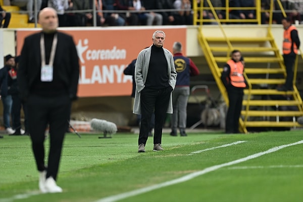 "Sakatlıklardan dolayı ağlamıyoruz" diyen Mourinho, "Biri düşerse başka biri ayağa kalkacaktır. Bugün iki sakat daha verdik ama biz savaşmaya devam edeceğiz." dedi.