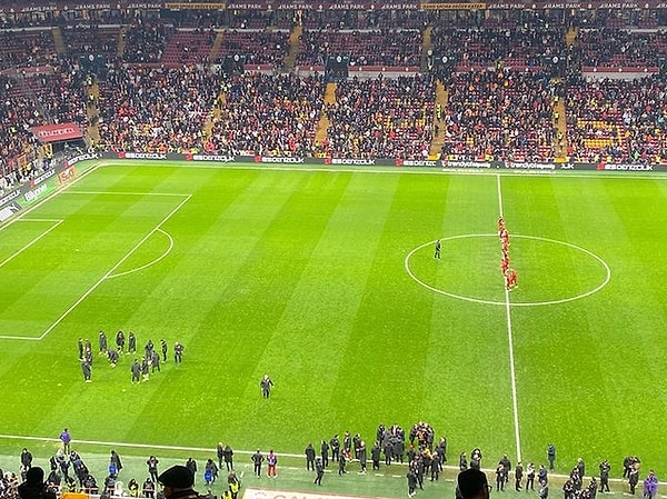 Adana Demirsporlu futbolcuların sahadan çekilmesi sosyal medyayı ikiye bölerken, Fenerbahçeli sanatçı Gökhan Özoğuzdan Galatasaray'a ve MHK'ya tepki gecikmedi.