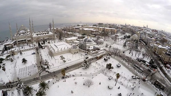 Yayımlanan yeni raporda İstanbul’da sıcaklıkların düşmesiyle birlikte yeniden kar yağışı beklendiği belirtilirken, gece saatlerinden itibaren etkisini artıracak soğuk hava dalgası konusunda uyarılarda bulunuldu.