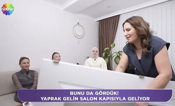 Ev sahibi gelin Gülşah Tiryaki'nin evini değerlendirmek için gelinlerden Yaprak Güler odasının kapısını söküp getirdi.