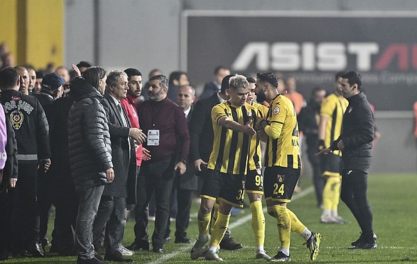 Futbolcular uzun süre başkanlarına yalvarsa da yönetim karar değiştirmedi ve sahadan çekildi.