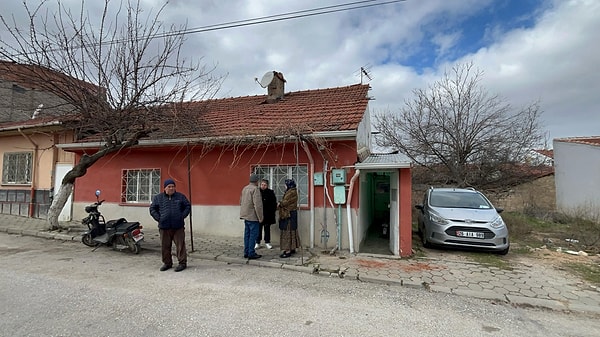 Eskişehir’in Tepebaşı ilçesinde müstakil bir evde tak başına yaşayan 3 çocuk babası 67 yaşında Y.Ö’nün yakınları kayıp ihbarıyla polis ekiplerine başvurdu.