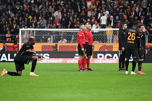 “Türkiye'de Skandal: Galatasaray'ın rakibi sahayı terk etti"