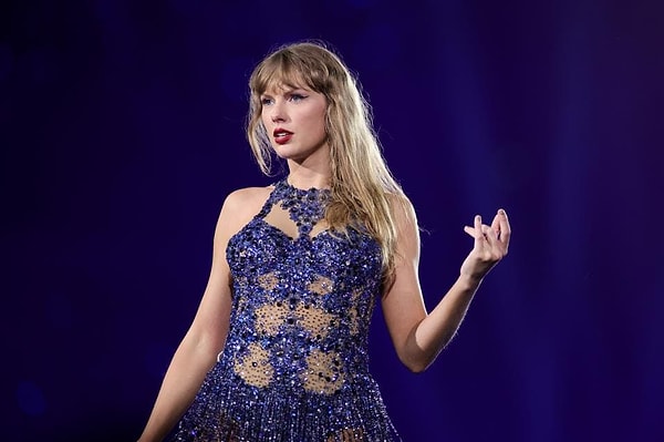 5. Super Bowl gecesi sahadaki mücadeleden çok tribünlerde yaşanan bir olay konuşuldu. Philadelphia Eagles’ın şampiyon olduğu finalde ünlü şarkıcı Taylor Swift’in dakikalarca yuhalanması büyük yankı uyandırdı. Tepkinin siyasi sebeplerden mi yoksa bir spor hurafesinden mi kaynaklandığı tartışılırken bomba bir iddia ortaya atıldı. Sosyal medyada bir kullanıcı yuhalanmasının sebebinin Travis Kelce olduğunu öne sürdü.