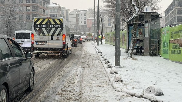 Meteoroloji ve AKOM’un günlerdir yaptığı uyarıların ardından İstanbul'da beklenen kar yağışı yeniden başladı.