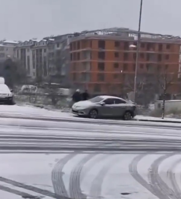 Ancak onlar indikten sonra araç geri geri kaymaya başladı. Koşarak yetişmek isteseler de araç direğe çarpınca durabildi.