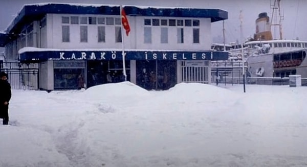 Bir ay içerisinde karlar erimeye başlayınca da seller oldu, sarkıtlar düştü derken İstanbul yine kar fırtınasının facialarını yaşamaya devam etti. Gerçekten tarihte iz bırakan çılgın bir fırtınaydı!