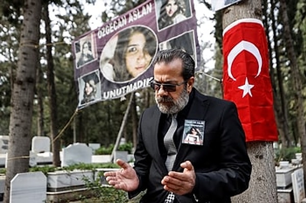 Anne Songül ve baba Mehmet Aslan, Tarsus ilçesinde 11 Şubat 2015'te 19 yaşındayken öldürülen kızlarının Mersin Şehir Mezarlığı'ndaki melek figürlü anıt mezarını ziyaret etti.