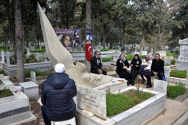 Burada Aslan'ın anne ve babası, gözyaşlarına hakim olamadı. Ziyaretçiler, Aslan'ın mezarına çiçek bıraktı.