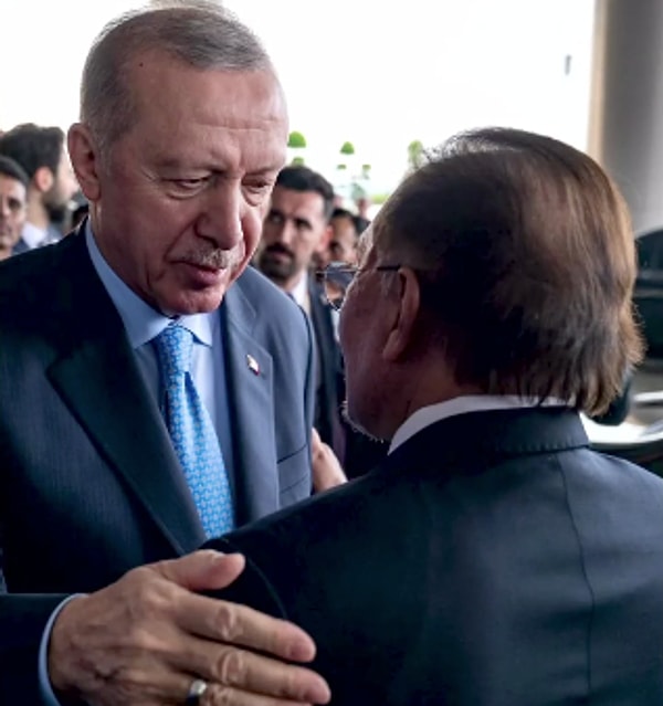 Enver İbrahim, paylaşımında Erdoğan ile olan fotoğraflarına yer verirken, yazılı açıklamasında ülkeler arası ticari iş birliğinin artırılması gerektiğini vurguladı.