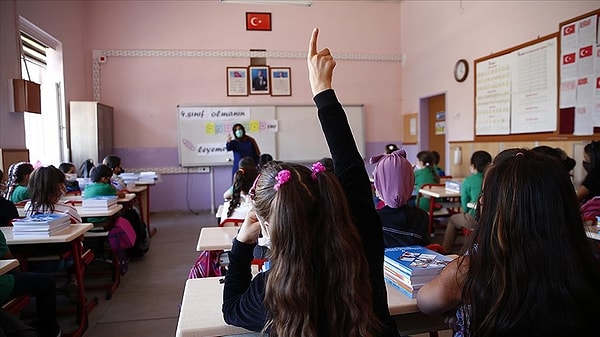 Meteoroloji Genel Müdürlüğü’nün tahminleri doğrultusunda valilik kararıyla İstanbul’da bugün eğitim ve öğretime 1 gün ara verildi.