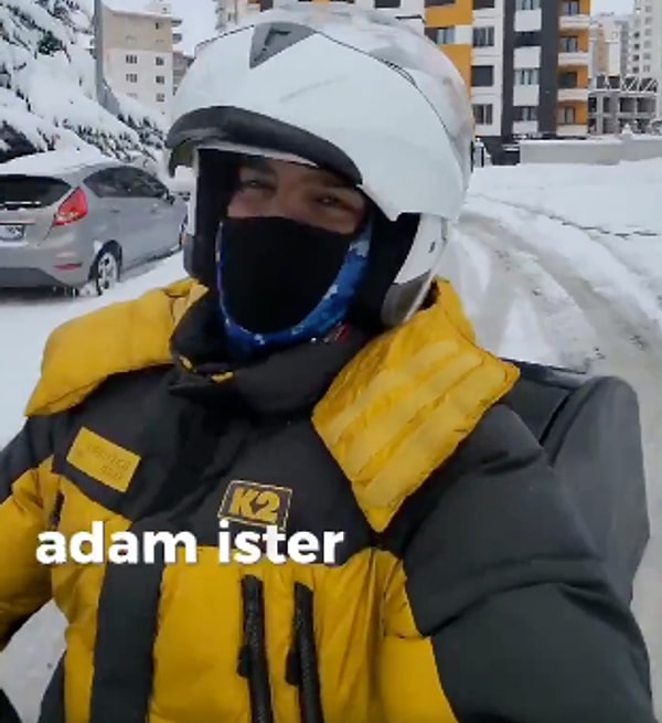 Zorlu hava koşullarında çalışmanın, işin doğasında olduğunu belirten kurye, "Siparişin ne zaman verileceğine biz karar veremeyiz. Böyle kötü havalarda çalışabileceğimizi zaten işe başlarken biliyorduk. Bundan yakınmayı bırakın!" dedi.