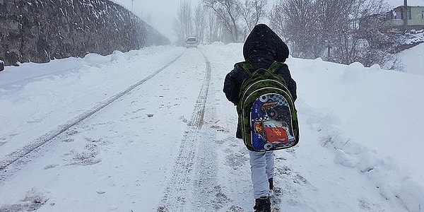 Karaman’da, Meteoroloji Genel Müdürlüğü'nden alınan verilere göre yoğun kar yağışı ve buzlanma beklentisi nedeniyle 13 Şubat 2025 tarihinde eğitime bir gün ara verildi.