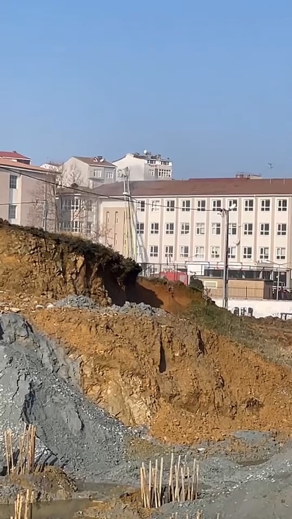 Yangın, saat 10.30 sıralarında Arnavutköy Borsa İstanbul İmam Hatip Ortaokulu ve Lisesi'nin çatısında çıktı.  Dumanların yükseldiğini gören okul yetkilileri, öğrencileri tahliye ederken durumu itfaiye ekiplerine bildirdi.