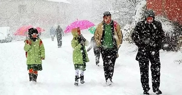 Erzincan’ın Refahiye ilçesinde olumsuz hava koşulları nedeniyle eğitime yarın ara verildi. Nevşehir'de etkili olan kar yağışının ardından yollarda oluşan buzlanma nedeniyle eğitime 1 gün ara verildi.