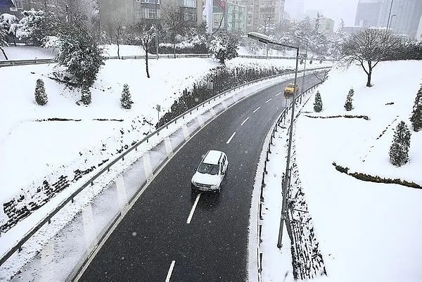 Şen, "İstanbul'u kar artık terk ediyor. Bundan sonra bu karların erimesiyle birlikte yollarda çamur olabilir. Önümüzdeki 2-3 gün kar yok. Hatta sıcaklık 3-4 derece artacak" dedi.