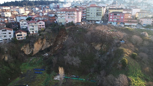 Dörder katlı iki binanın bahçesinin bulunduğu alanda bilinmeyen bir nedenle toprak kayması meydana geldi.