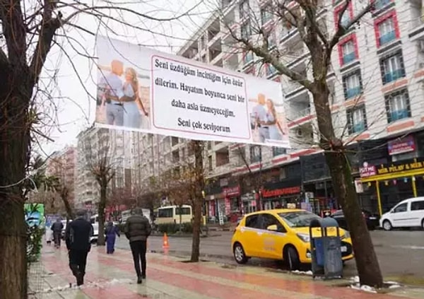 Pankartta, “Seni üzdüğüm, incittiğim için özür dilerim. Hayatım boyunca seni bir daha asla üzmeyeceğim. Seni çok seviyorum” ifadeleri yer aldı. Yoldan geçen vatandaşlar pankartın fotoğrafını çekerken, sosyal medyada da büyük ilgi gördü.