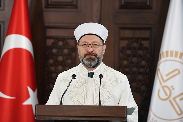 Diyanet İşleri Başkanlığı tarafından hazırlanan bu haftaki cuma hutbesinde, ekranlardaki tehlikeye dikkat çekildi. Televizyonda yayınlanan diziler ve gündüz kuşağı programları hakkında uyarılar yapıldı. Hutbede, 'Ekranlar, daha fazla izlenme ve daha fazla reyting alma uğruna kötülüklerin yayılmasına sebebiyet vermemelidir.' diyerek vatandaşların tedbir almasının altı çizildi. Televizyondaki yayınların 'ahlakı bozduğu' yorumu yapıldı.