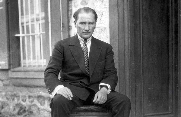 Söz konusu gazeteci Ellison'ın 1922 yılında Atatürk ile röportaj yaptığı görülüyor. Ancak 1935 yılına ait bir röportaja rastlanmaması Ellison’ın casusluk şüphesiyle Atatürk tarafından reddedildiğini düşündürüyor.